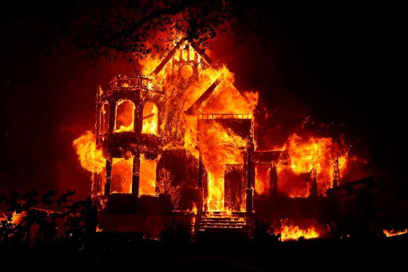 Una casa se ve completamente envuelta en llamas durante el incendio Glass, en St. Helena, California, EE UU 27 de septiembre de 2020. 