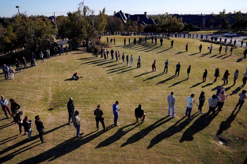 Votantes esperan en una larga fila para emitir sus votos en la Iglesia del Servant en Oklahoma City, Oklahoma, EE UU, 3 de noviembre de 2020. 