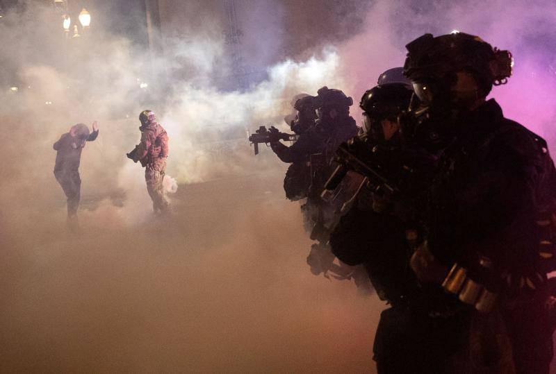 Agentes federales disparan gas lacrimógeno y otras municiones para dispersar a los manifestantes durante una protesta del movimiento 'Black Lives Matter', en Portland, Oregon, EE UU, 30 de julio de 2020. 