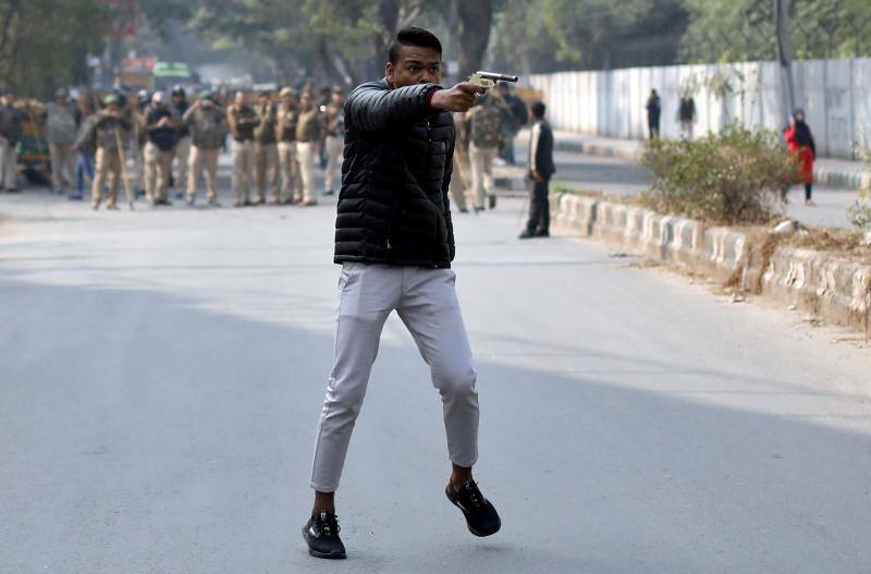 Un hombre blande un arma durante una protesta contra una nueva ley de ciudadanía de India frente a la universidad Jamia Millia Islamia en Nueva Delhi, India, el 30 de enero de 2020. 