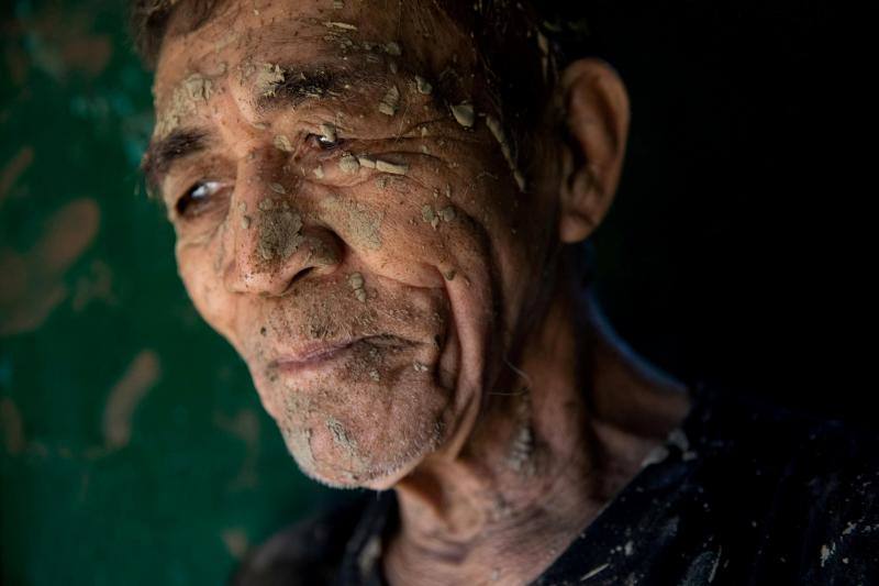 Un hombre se toma un descanso de la limpieza de su casa, que estaba cubierta de barro tras la inundación causada por el tifón Vamco, en San Mateo, provincia de Rizal, Filipinas, el 13 de noviembre de 2020. 