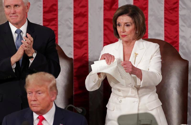 La presidenta de la Cámara de Representantes, Nancy Pelosi (D-CA), rompe el discurso del presidente de los Estados Unidos, Donald Trump, sobre el estado de EE UU, en Washington, Estados Unidos. 