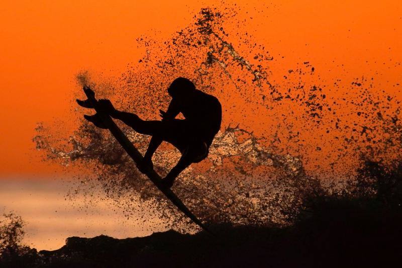 Un surfista, durante el atardecer en Cardiff, California, EE UU, 7 de enero de 2020. 