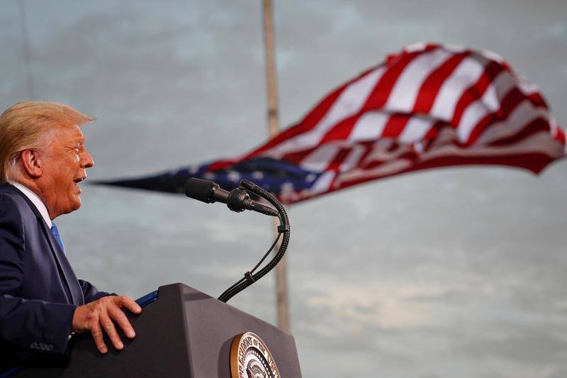 El presidente de Estados Unidos, Donald Trump, pronuncia un mitin de campaña en el aeropuerto Cecil en Jacksonville, Florida, Estados Unidos, el 24 de septiembre de 2020. 