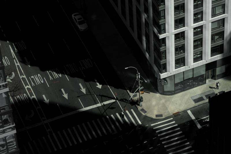 Una calle vacía del distrito de Manhattan durante la pandemia de coronavirus, en la ciudad de Nueva York, EE. UU., 15 de marzo de 2020. 