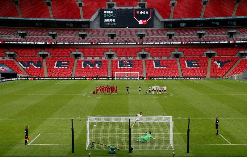 El jugador del Arsenal Pierre-Emerick Aubameyang anota el penalti que permite a su equipo ganar la tanda de penaltis contra el Liverpool durante el trofeo FA Community Shield, en el estadio de Wembley. Este fue uno de los primeros encuentros celebrados a puerta cerrada tras la pandemia de coronavirus. Londres, Gran Bretaña, 29 de agosto de 2020. 