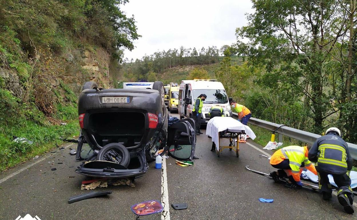 Tres heridos en un aparatoso accidente en Vegadeo