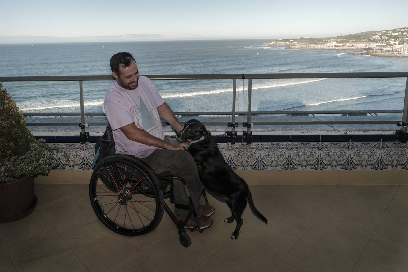Tanto la casa como el acceso a la terraza se han acomodado para el desplazamiento en silla de ruedas.