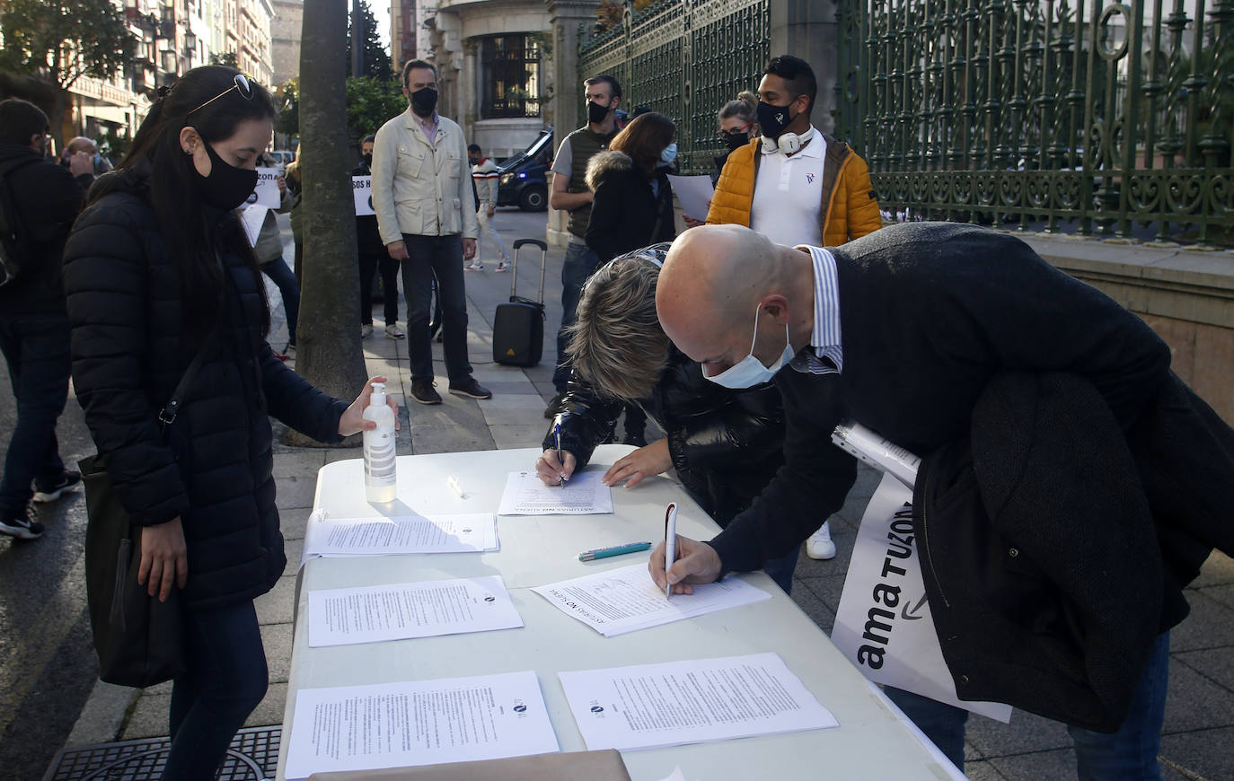Los hosteleros se concentran ante la Junta General del Principado