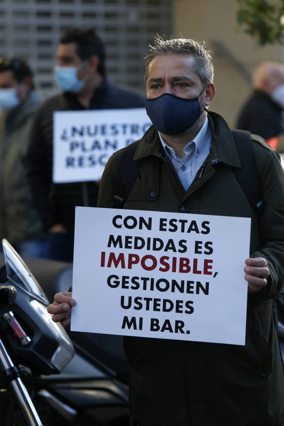 Los hosteleros se concentran ante la Junta General del Principado