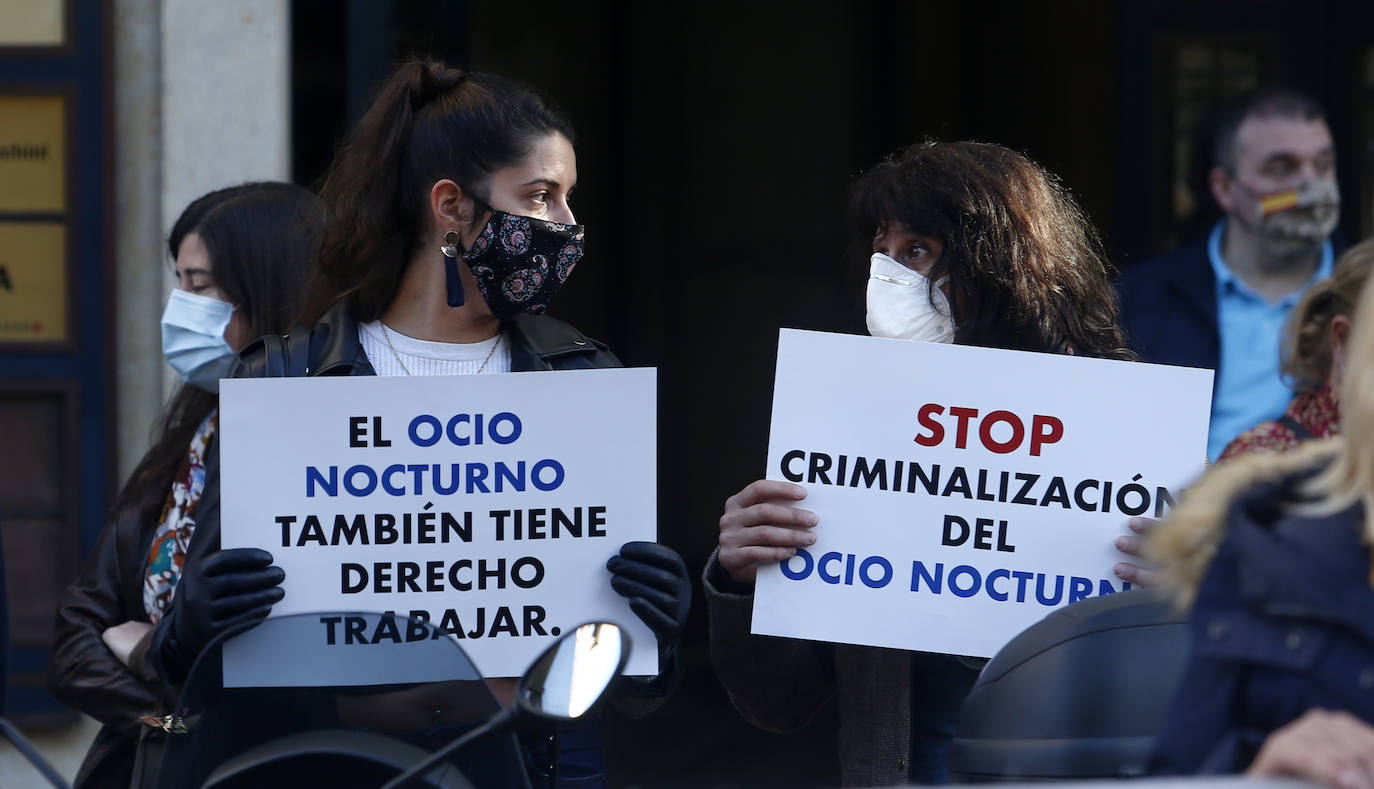 Los hosteleros se concentran ante la Junta General del Principado