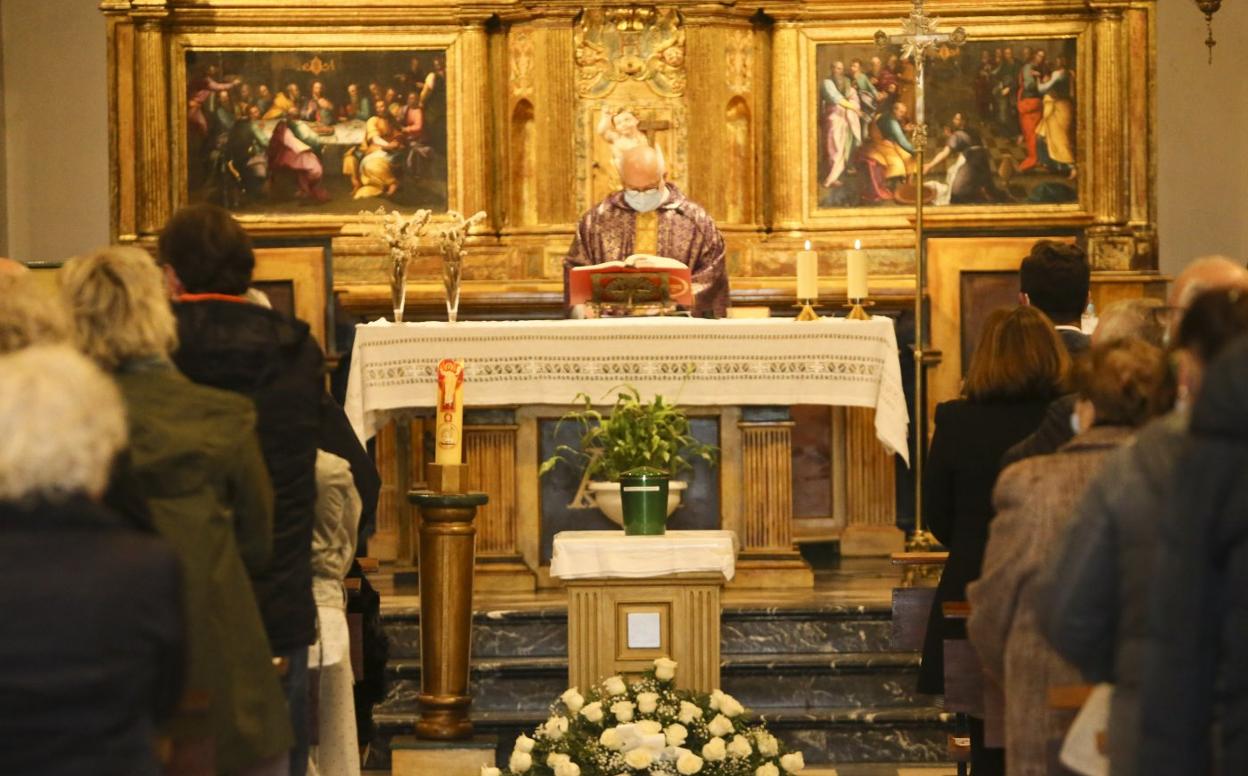 El párroco de Noreña, Pedro Tardón, presidió el funeral de Villa. 