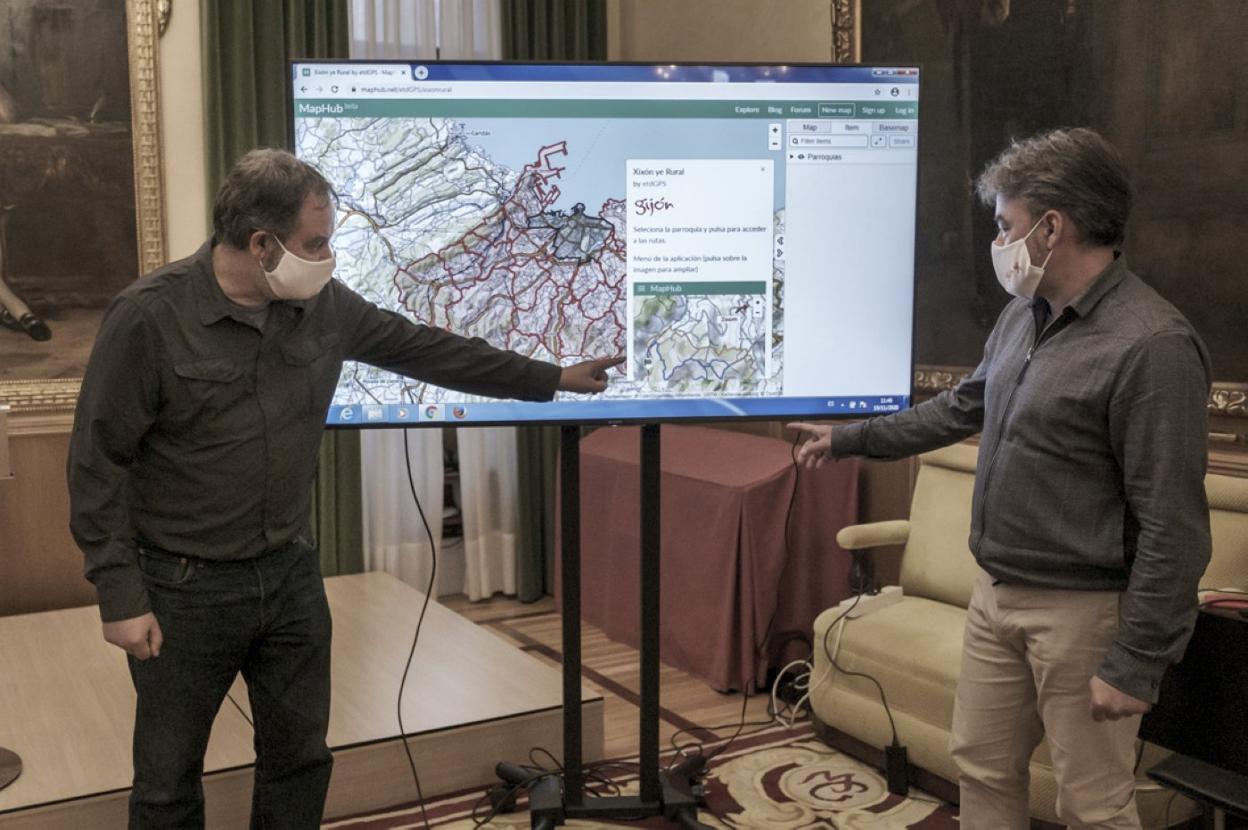 Valentín Acarregui, de El Taller del GPS, y Tuero presentan la aplicación 'Xixón ye rural' que permite realizar 26 rutas.