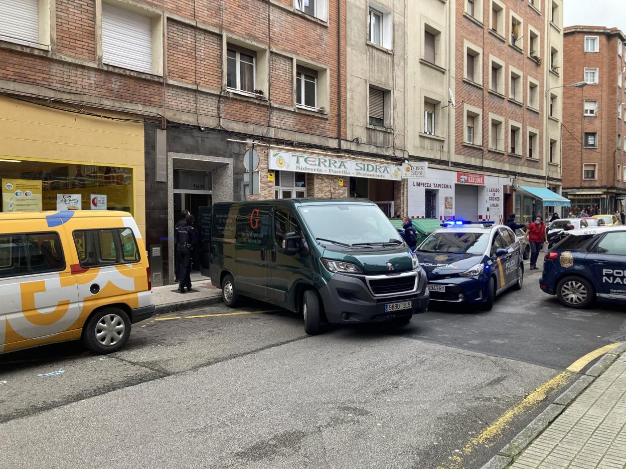 Policía Nacional y servicios funerarios en la calle San José. 