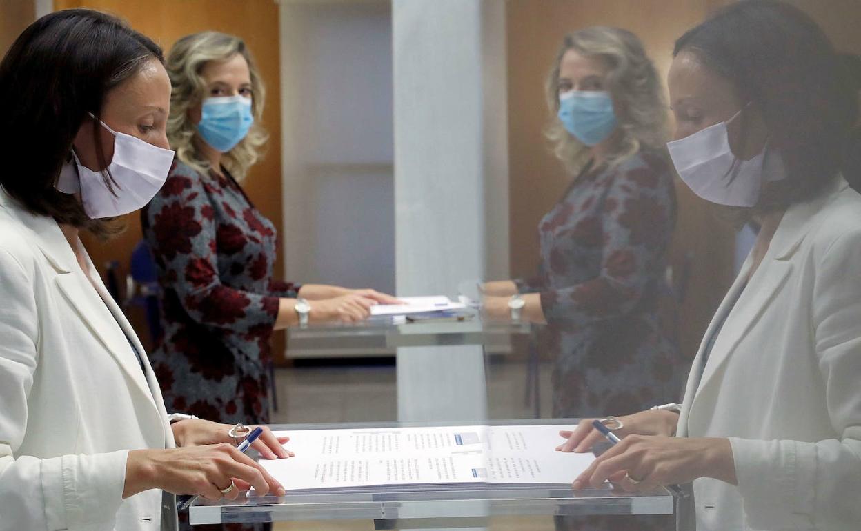 La portavoz del Gobierno y consejera de Derechos Sociales y Bienestar, Melania Álvarez, y la directora general de Energía, Minería y Reactivación, Belarmina Díaz