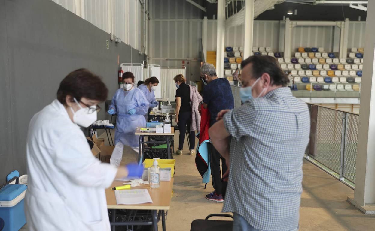 Vacunación contra la gripe en el pabellón de La Tejerona de Gijón 