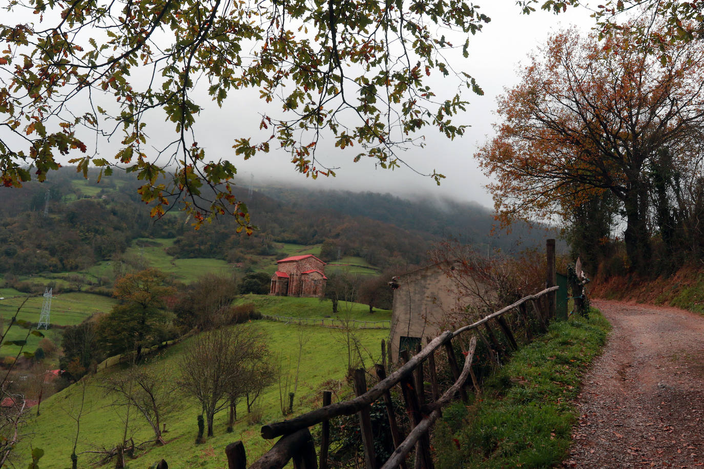 El ocre y el dorado del otoño tiñen los rincones del Principado que luce sus mejores galas también en esta estación.