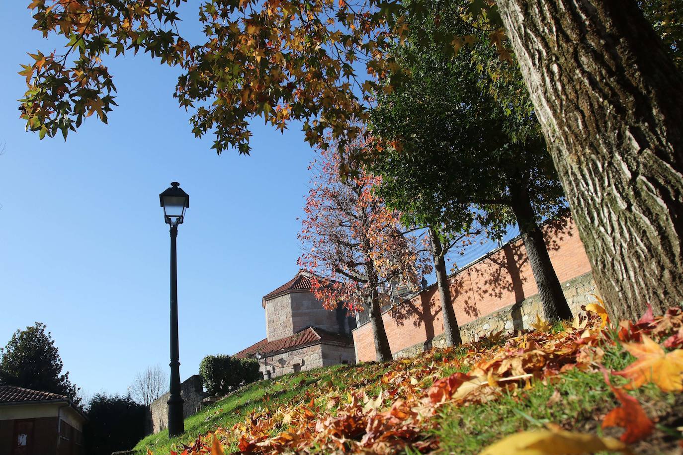 El ocre y el dorado del otoño tiñen los rincones del Principado que luce sus mejores galas también en esta estación.