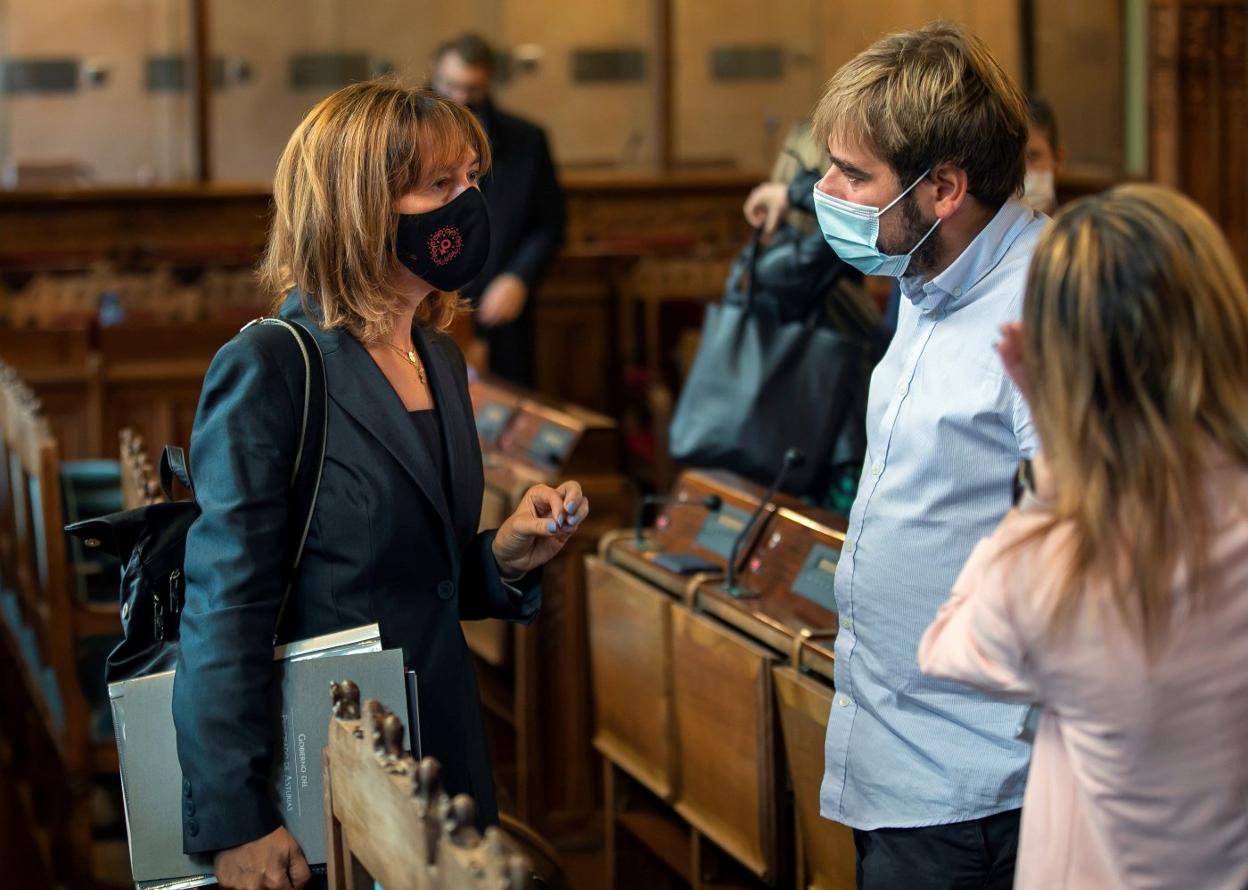 La consejera de Hacienda, Dolores Cárcaba, conversa en la Junta con el secretario general de Podemos, Daniel Ripa. 