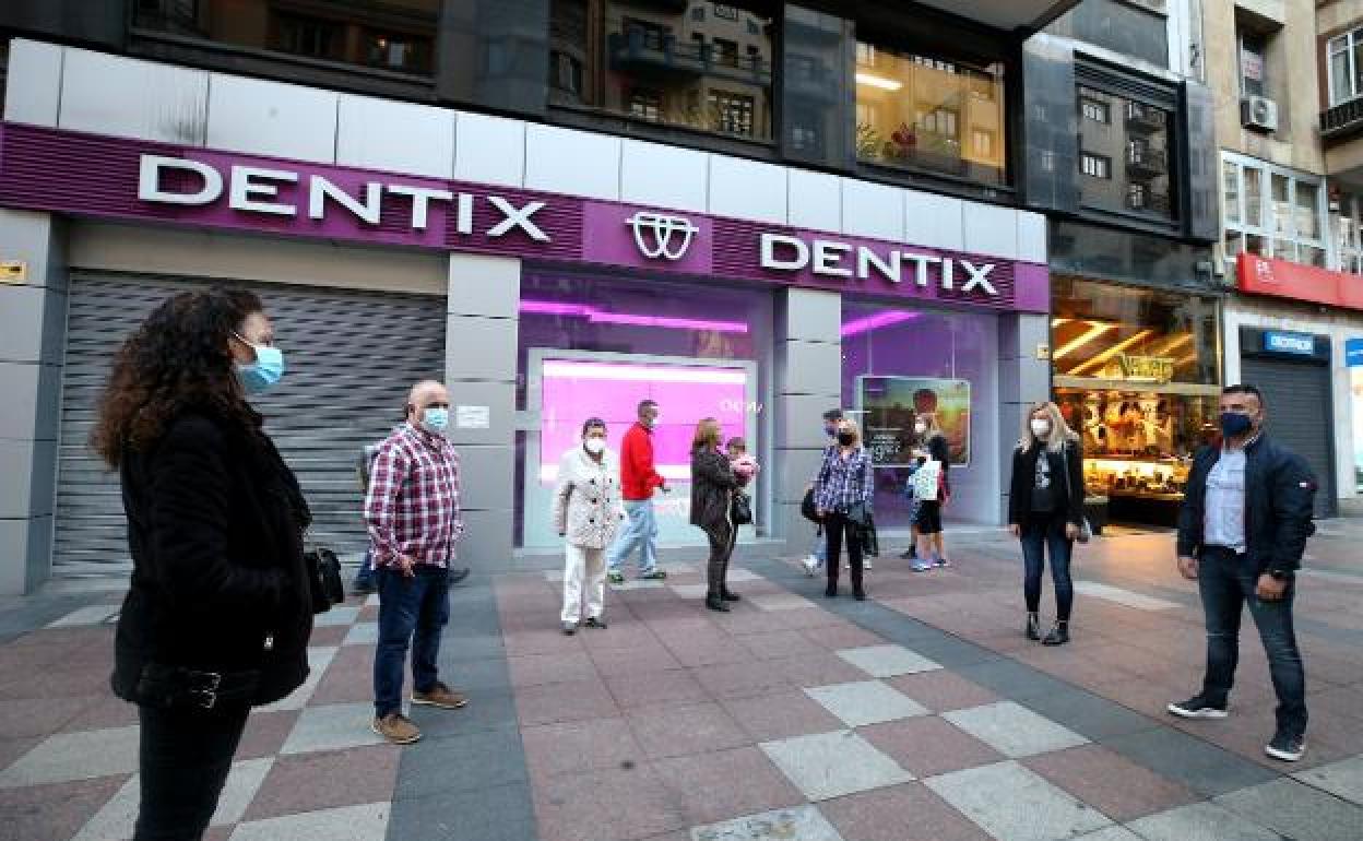 Afectados de Dentix afirman que iniciaban tratamientos pese a saber que iban a cerrar
