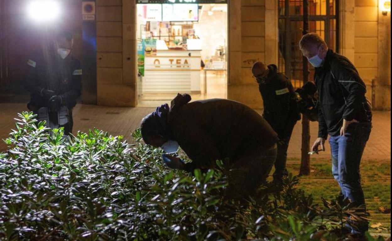 Miembros del departamento de criminalística de los Mossos d Esquadra en el lugar del suceso.