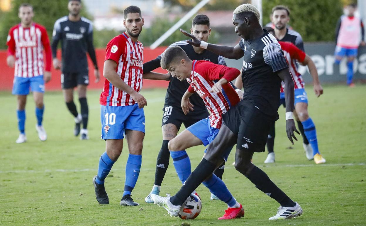 Jugada en el encuentro entre el Sporting B y el Lealtad.