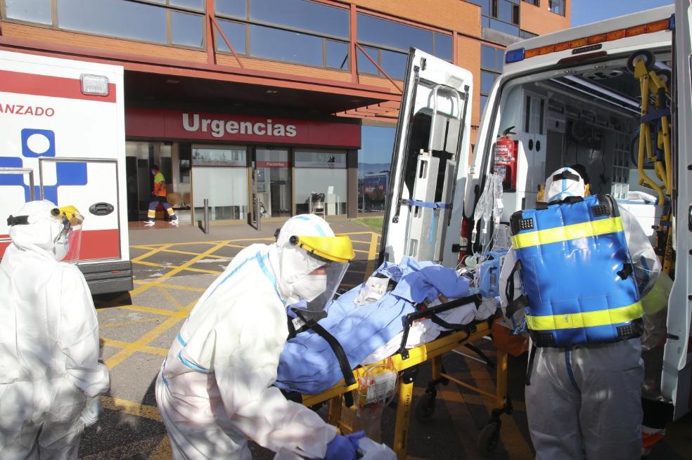 Secundario.En Jove recogen a una paciente con covid para trasladarla al HUCA.