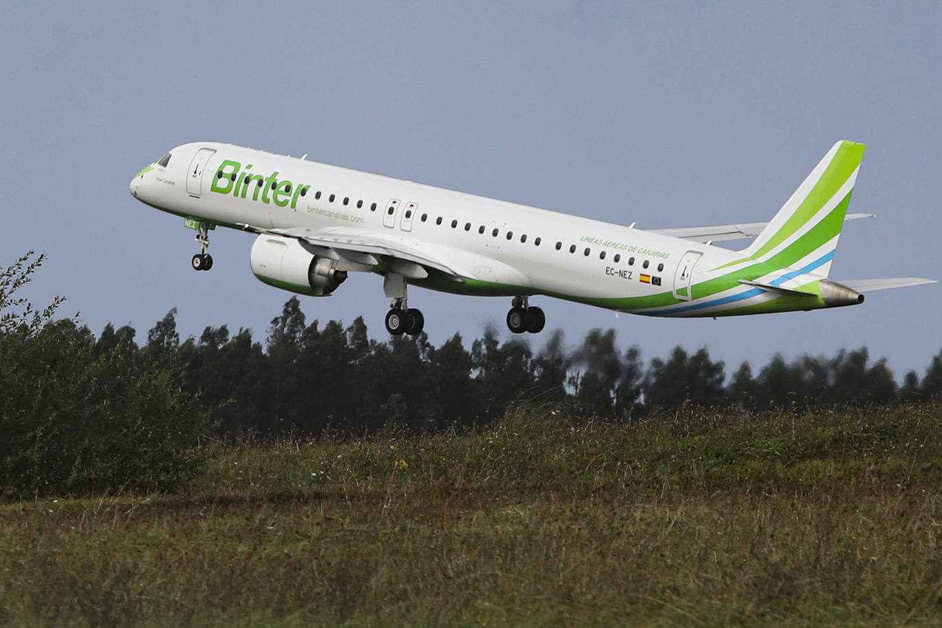 AUn avión de la línea Binter despega del aeropuerto de Asturias en el mes de octubre