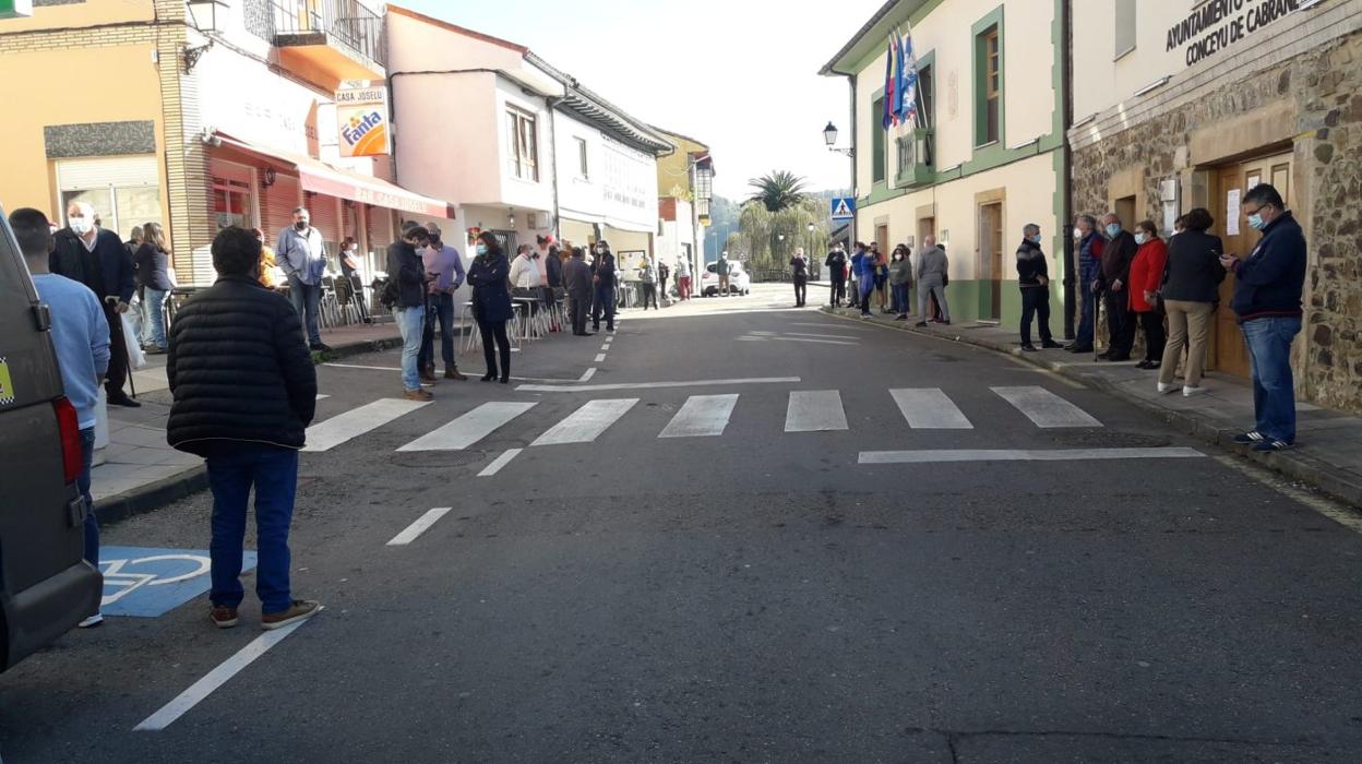 Concentración de los vecinos en Santolaya. 