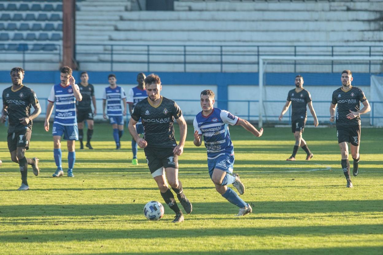 El argentino Ciarrocchi presiona al caudalista Álvaro Cuello, con Cristian y Omar detrás. 