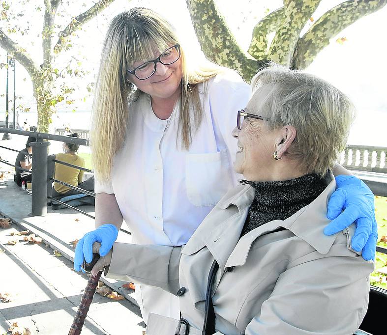 Sofía Vilasboas conversa con su madre en Gijón.