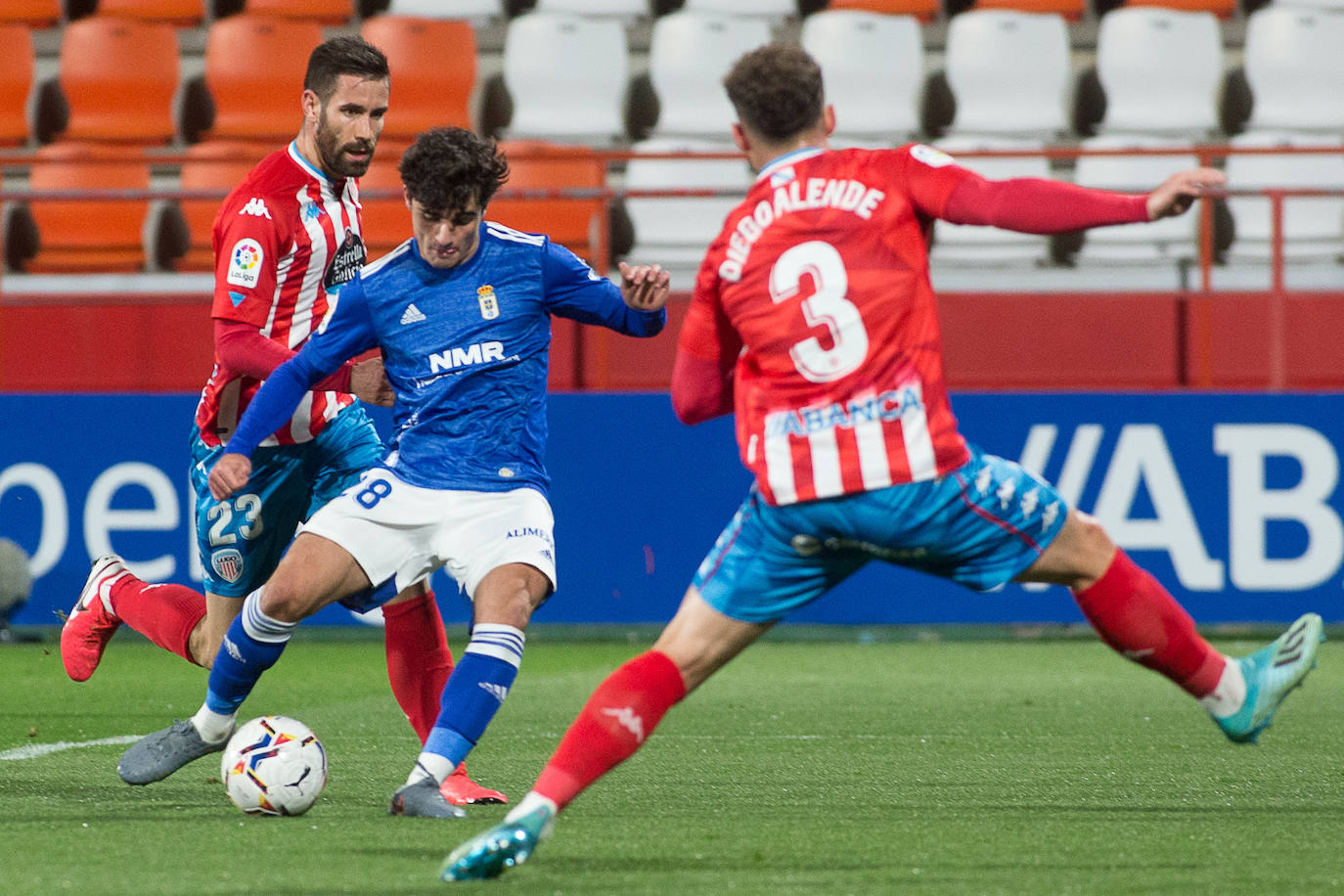 El partido en imágenes entre el Lugo y el Real Oviedo en el Anxo Carro celebrado este martes. 