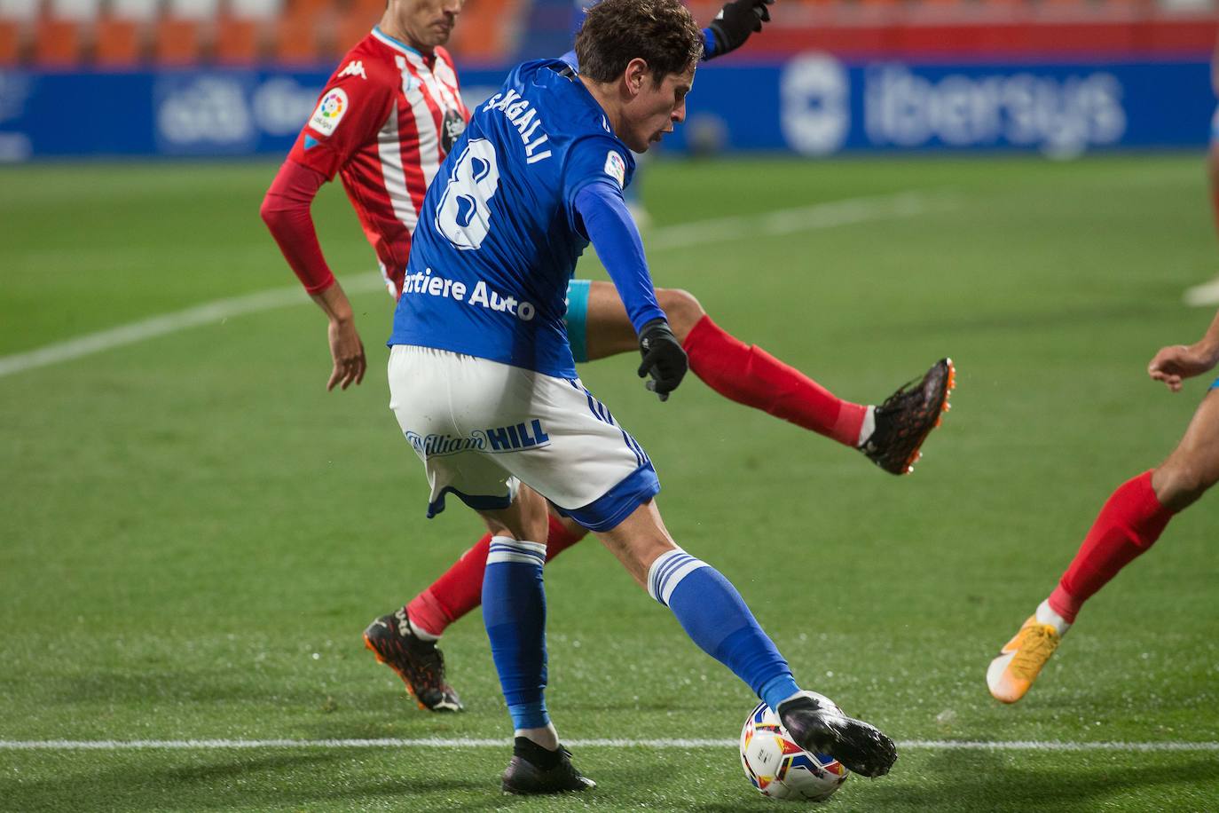 El partido en imágenes entre el Lugo y el Real Oviedo en el Anxo Carro celebrado este martes. 