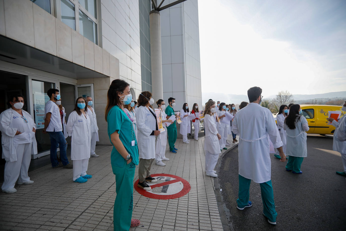 Los facultativos del HUCA y del Hospital de Cabueñes se han manifestado contra el decreto 29/2020, que permite contratar a profesionales sin MIR e intercambiar especialidades para paliar la presión hospitalaria por la pandemia