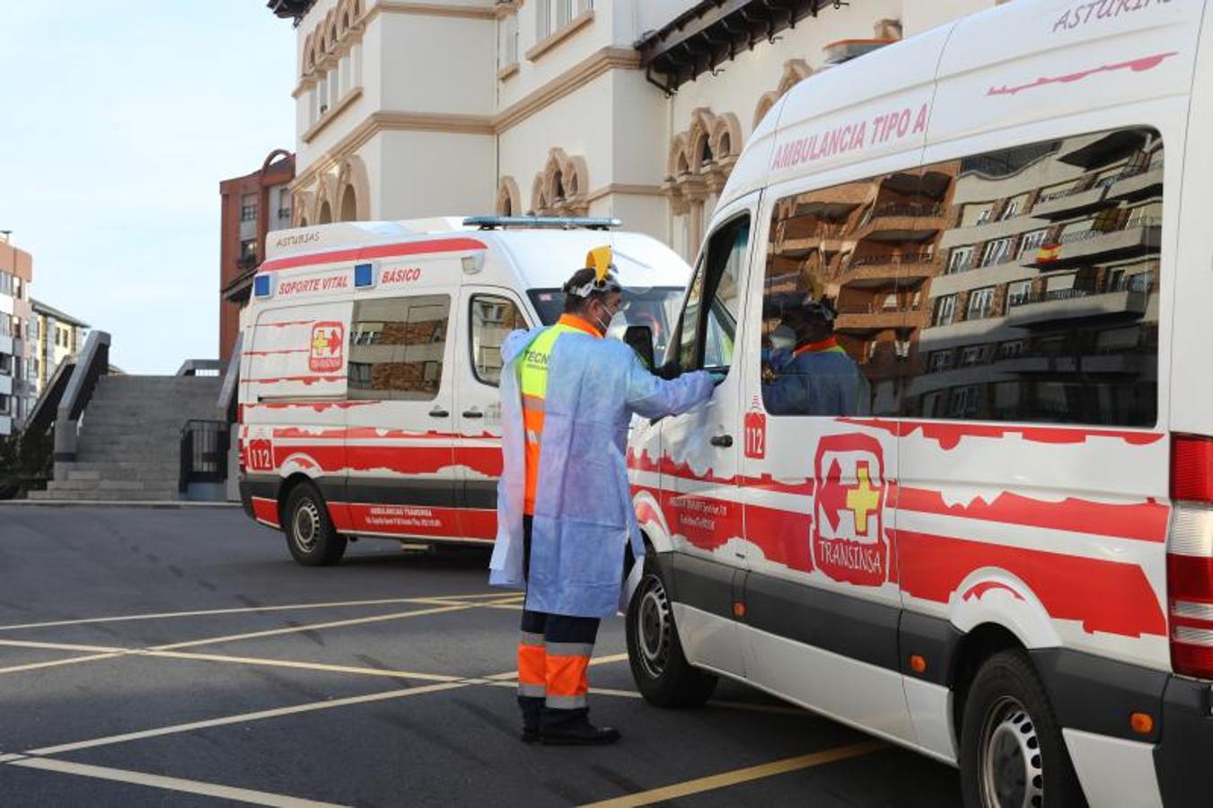 Fotos: Trasladan a una veintena de pacientes covid del Hospital Avilés a Gijón y Langreo