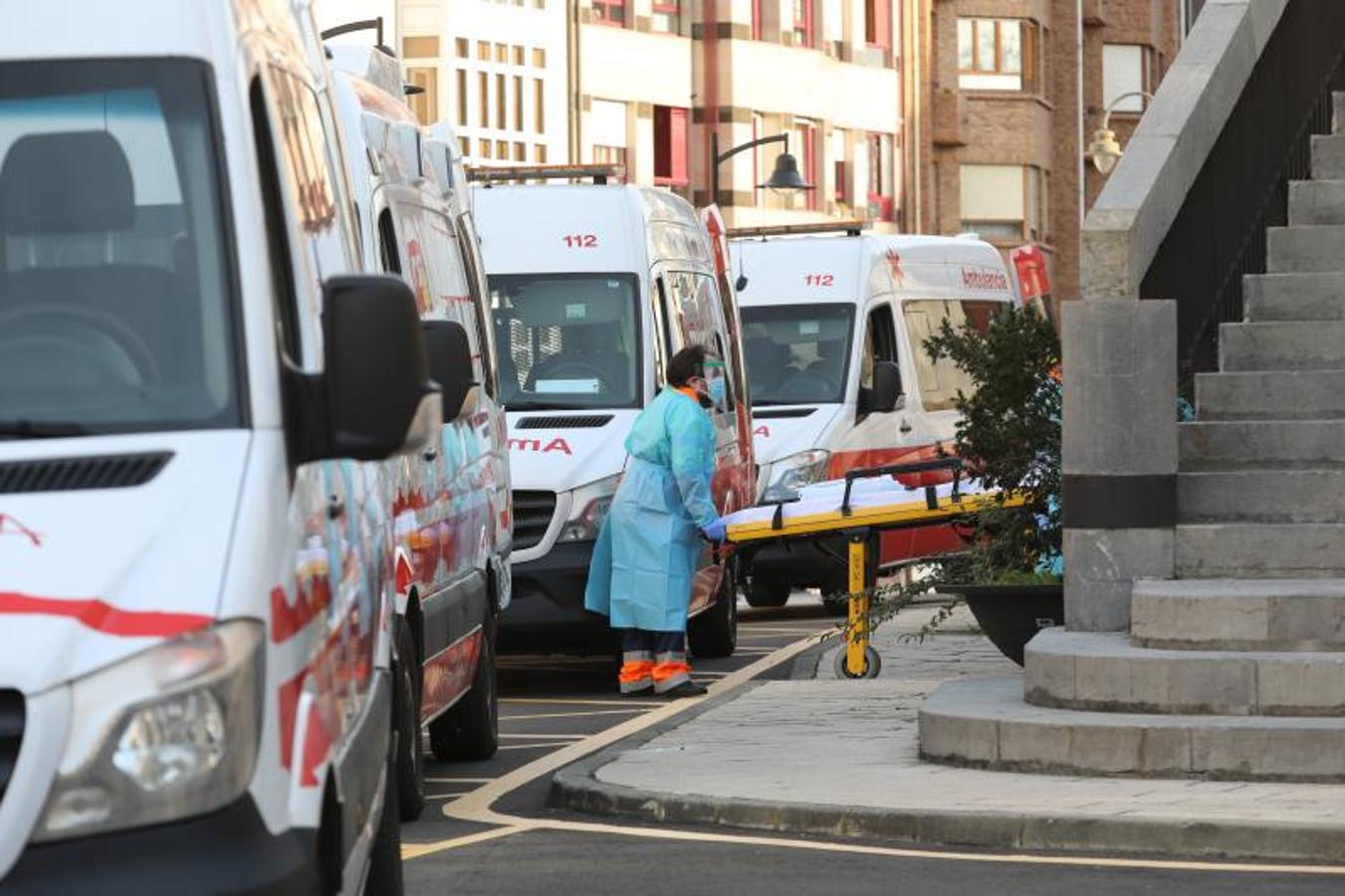 Fotos: Trasladan a una veintena de pacientes covid del Hospital Avilés a Gijón y Langreo