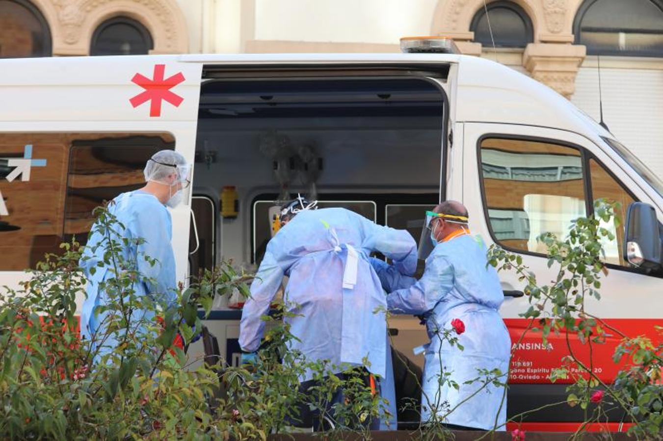 Fotos: Trasladan a una veintena de pacientes covid del Hospital Avilés a Gijón y Langreo