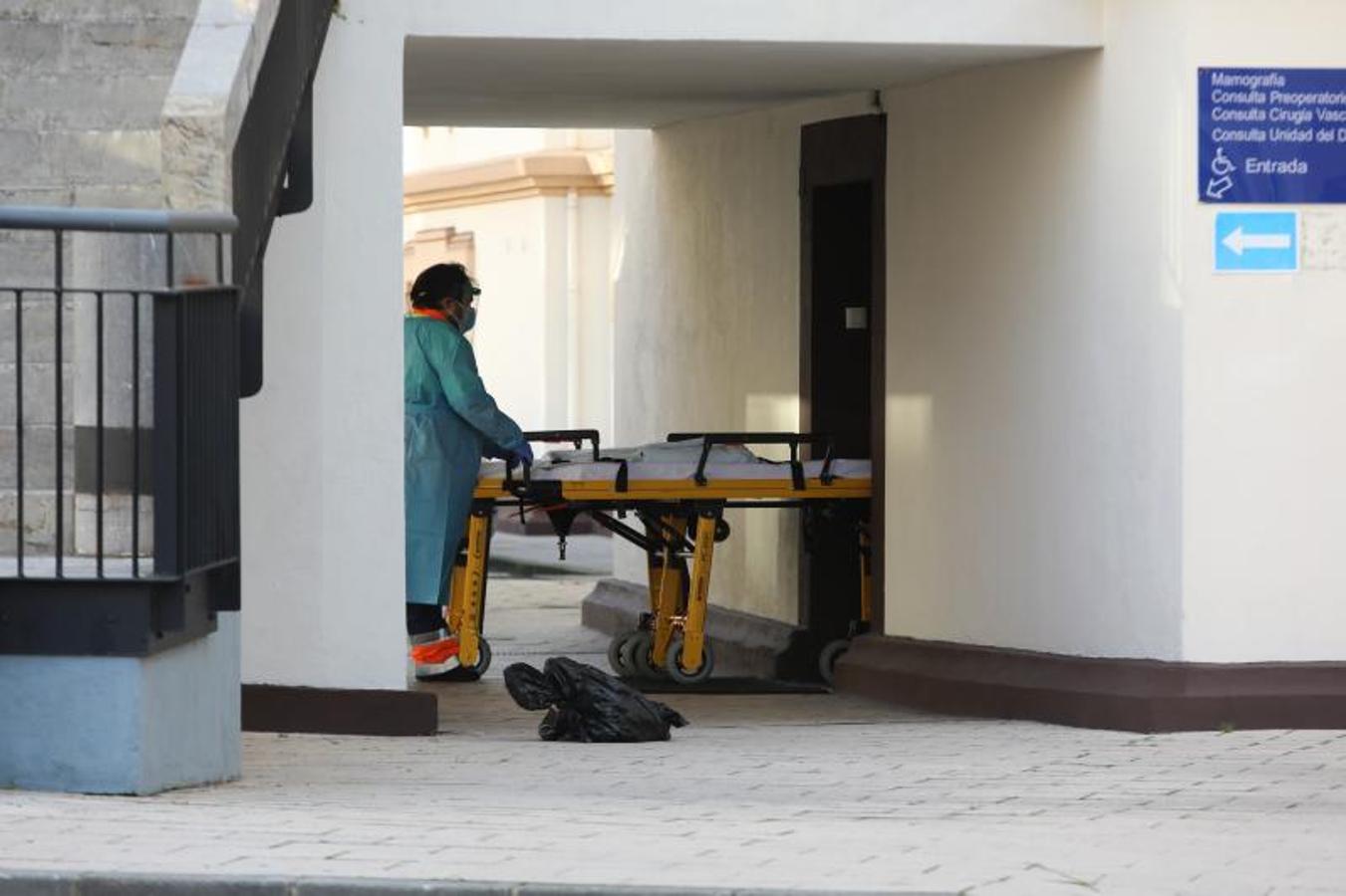 Fotos: Trasladan a una veintena de pacientes covid del Hospital Avilés a Gijón y Langreo