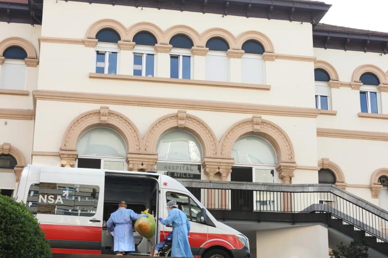 Fotos: Trasladan a una veintena de pacientes covid del Hospital Avilés a Gijón y Langreo