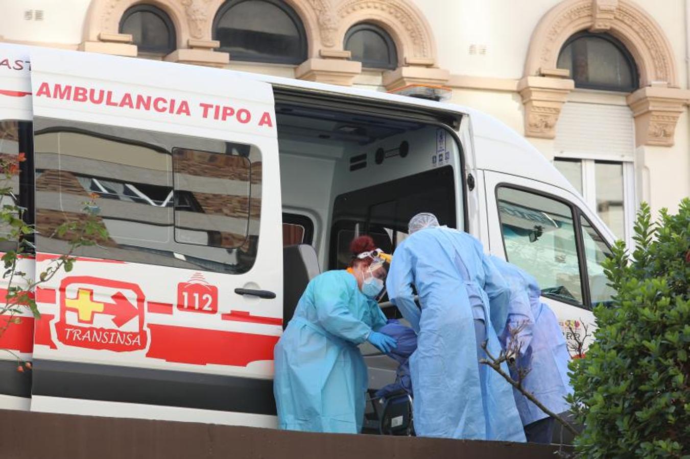 Fotos: Trasladan a una veintena de pacientes covid del Hospital Avilés a Gijón y Langreo