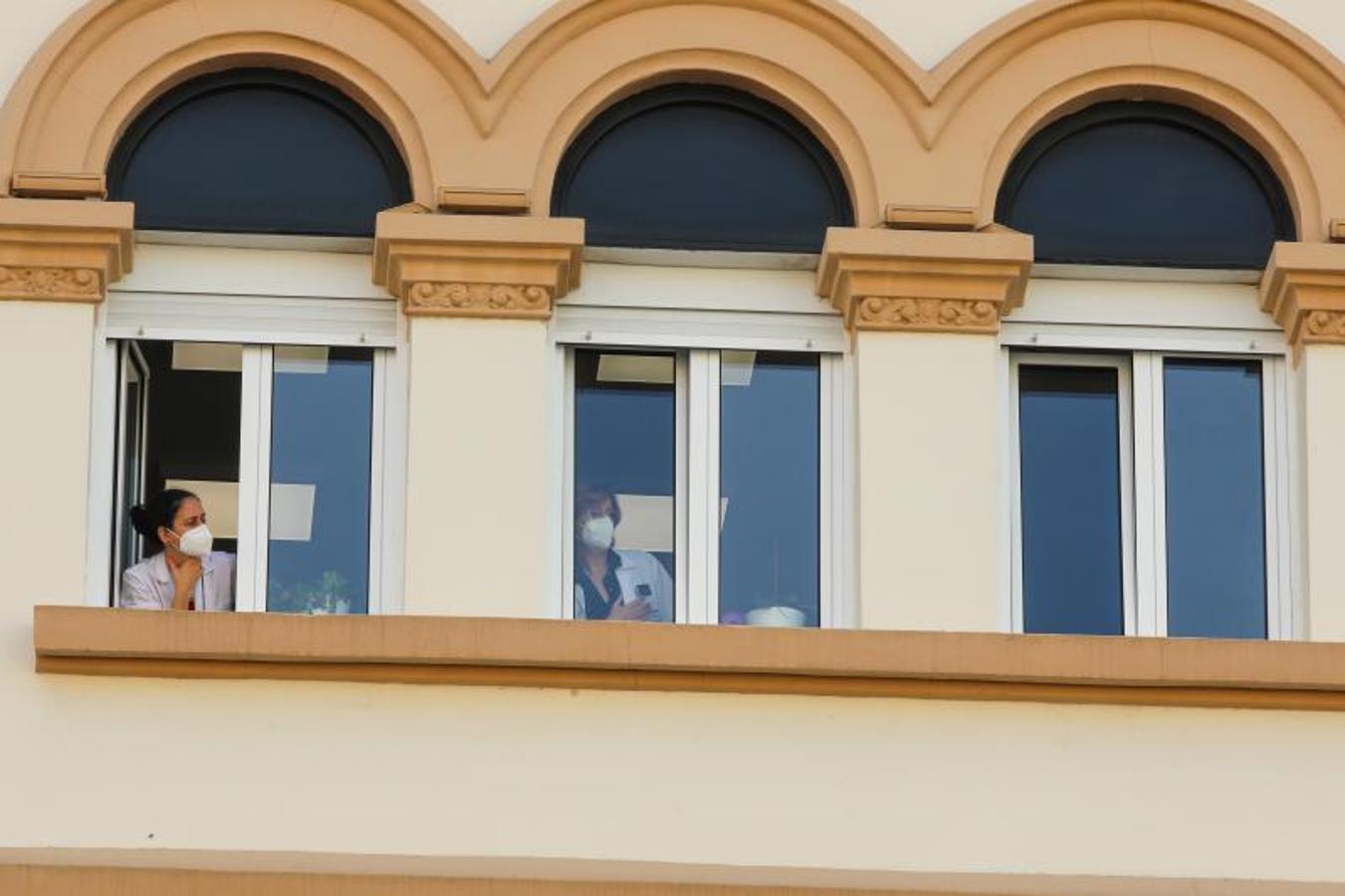 Fotos: Trasladan a una veintena de pacientes covid del Hospital Avilés a Gijón y Langreo