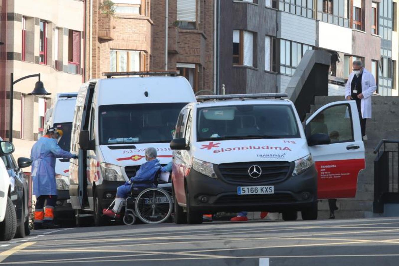 Fotos: Trasladan a una veintena de pacientes covid del Hospital Avilés a Gijón y Langreo