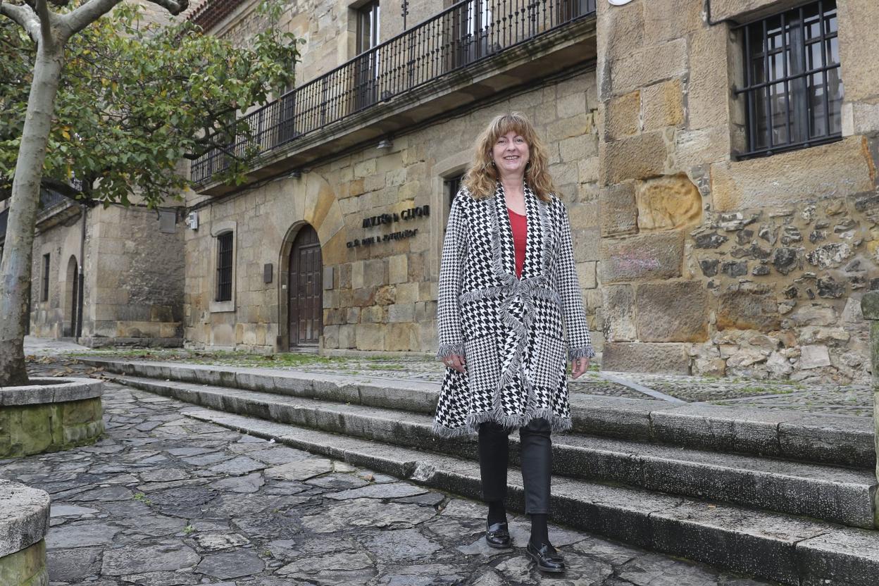 La catedrática Ana Rosa Argüelles, delante de la Casa Natal de Jovellanos. 