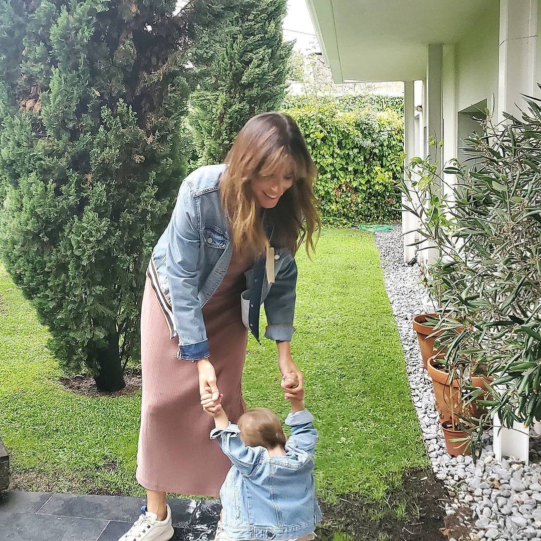Isabel Jiménez, con su hijo Hugo, en el jardín de su casa.