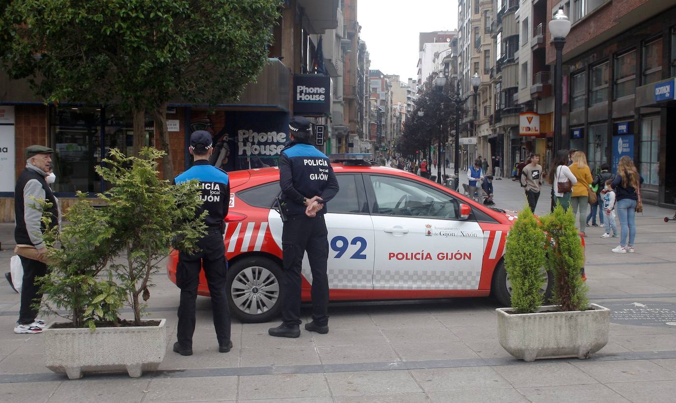Policía local de Gijón patrullando por las calles de Gijón