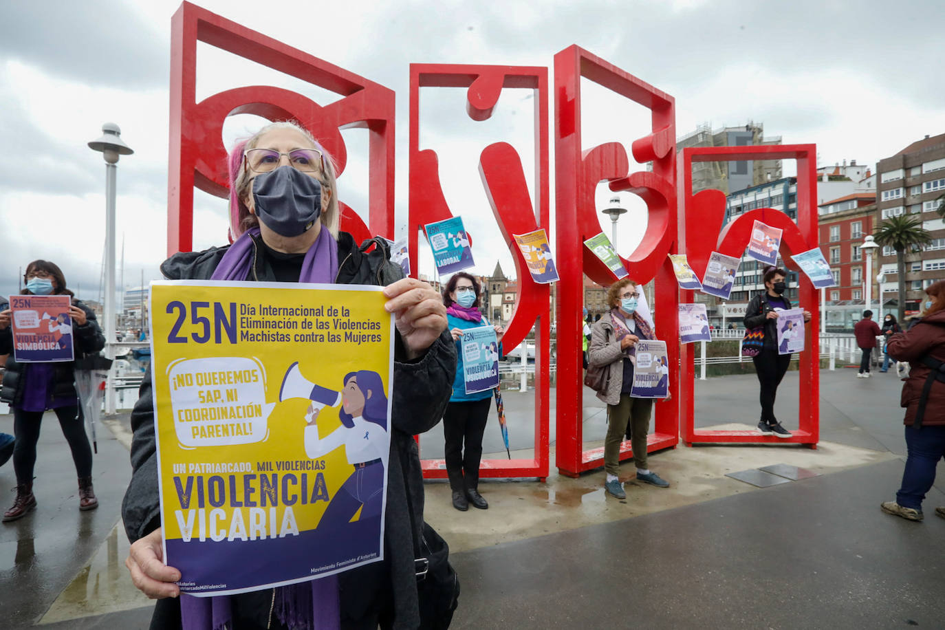 Las calles de Asturias se han teñido de morado este miércoles, 25N, para reivindicar el fin de la violencia contra la mujeres. Se han celebrado también minutos de silencio frente a los Ayuntamientos del Principado por las víctimas de violencia de género, en el día en que se conmemora el 'Día Internacional de la Eliminación de la Violencia contra las Mujeres'. Así, por ejemplo, las manifestantes de Gijón portaban carteles con el lema «Un patriarcado, mil violencias», o el Consejo Municipal de la Mujer de San Martín del Rey Auerlio ha salido a la calle con una pancarta en la que se podía leer «Sin igualdad no hay libertad» 