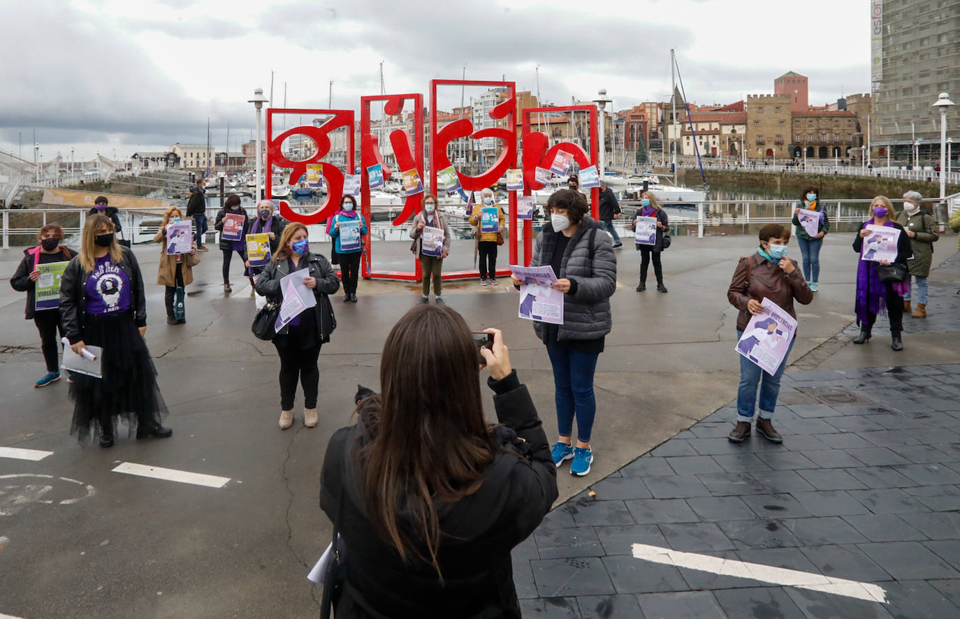 Las calles de Asturias se han teñido de morado este miércoles, 25N, para reivindicar el fin de la violencia contra la mujeres. Se han celebrado también minutos de silencio frente a los Ayuntamientos del Principado por las víctimas de violencia de género, en el día en que se conmemora el 'Día Internacional de la Eliminación de la Violencia contra las Mujeres'. Así, por ejemplo, las manifestantes de Gijón portaban carteles con el lema «Un patriarcado, mil violencias», o el Consejo Municipal de la Mujer de San Martín del Rey Auerlio ha salido a la calle con una pancarta en la que se podía leer «Sin igualdad no hay libertad» 