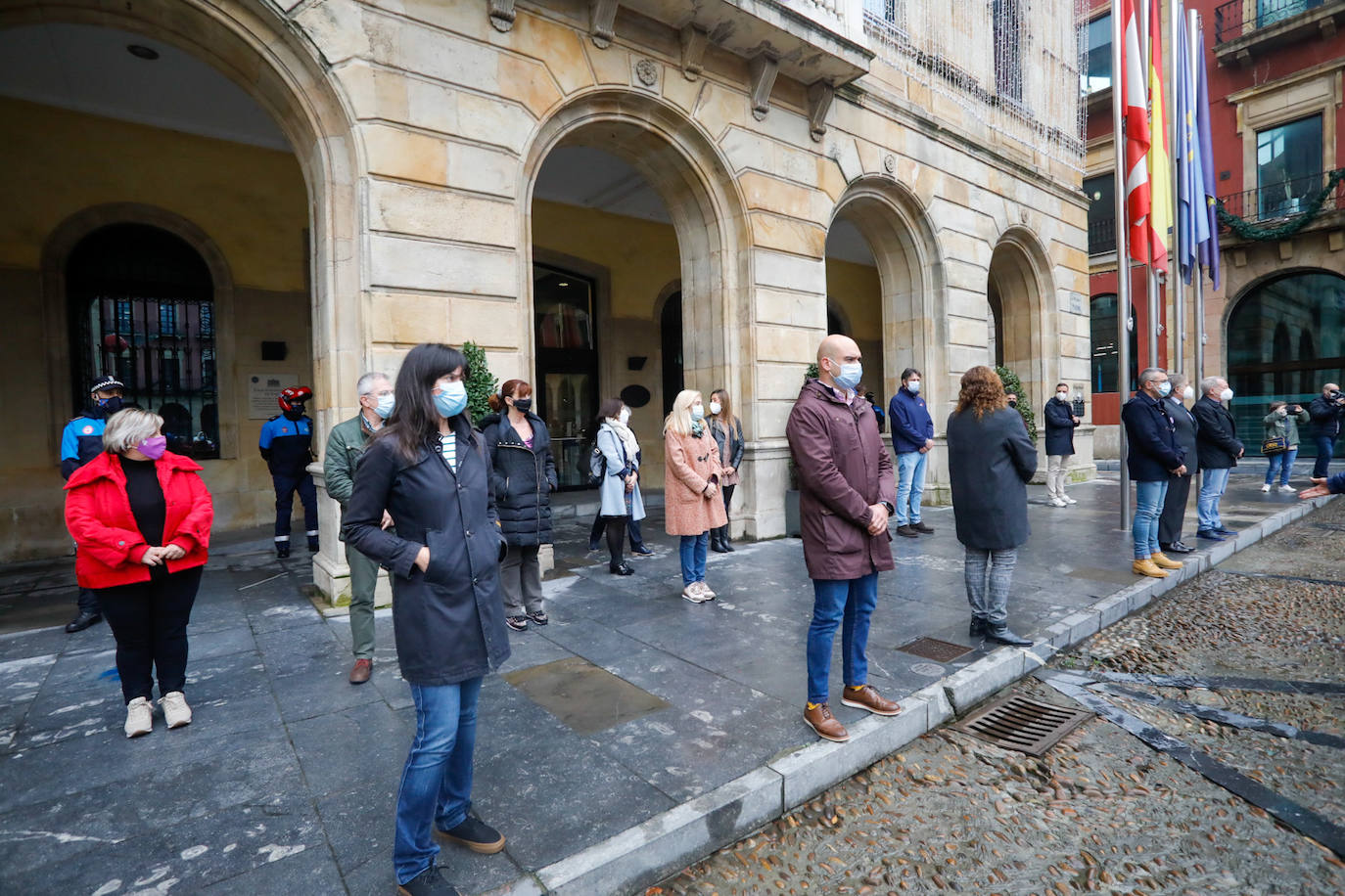 Las calles de Asturias se han teñido de morado este miércoles, 25N, para reivindicar el fin de la violencia contra la mujeres. Se han celebrado también minutos de silencio frente a los Ayuntamientos del Principado por las víctimas de violencia de género, en el día en que se conmemora el 'Día Internacional de la Eliminación de la Violencia contra las Mujeres'. Así, por ejemplo, las manifestantes de Gijón portaban carteles con el lema «Un patriarcado, mil violencias», o el Consejo Municipal de la Mujer de San Martín del Rey Auerlio ha salido a la calle con una pancarta en la que se podía leer «Sin igualdad no hay libertad» 