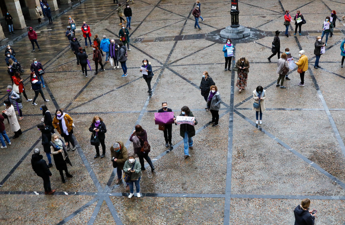 Las calles de Asturias se han teñido de morado este miércoles, 25N, para reivindicar el fin de la violencia contra la mujeres. Se han celebrado también minutos de silencio frente a los Ayuntamientos del Principado por las víctimas de violencia de género, en el día en que se conmemora el 'Día Internacional de la Eliminación de la Violencia contra las Mujeres'. Así, por ejemplo, las manifestantes de Gijón portaban carteles con el lema «Un patriarcado, mil violencias», o el Consejo Municipal de la Mujer de San Martín del Rey Auerlio ha salido a la calle con una pancarta en la que se podía leer «Sin igualdad no hay libertad» 