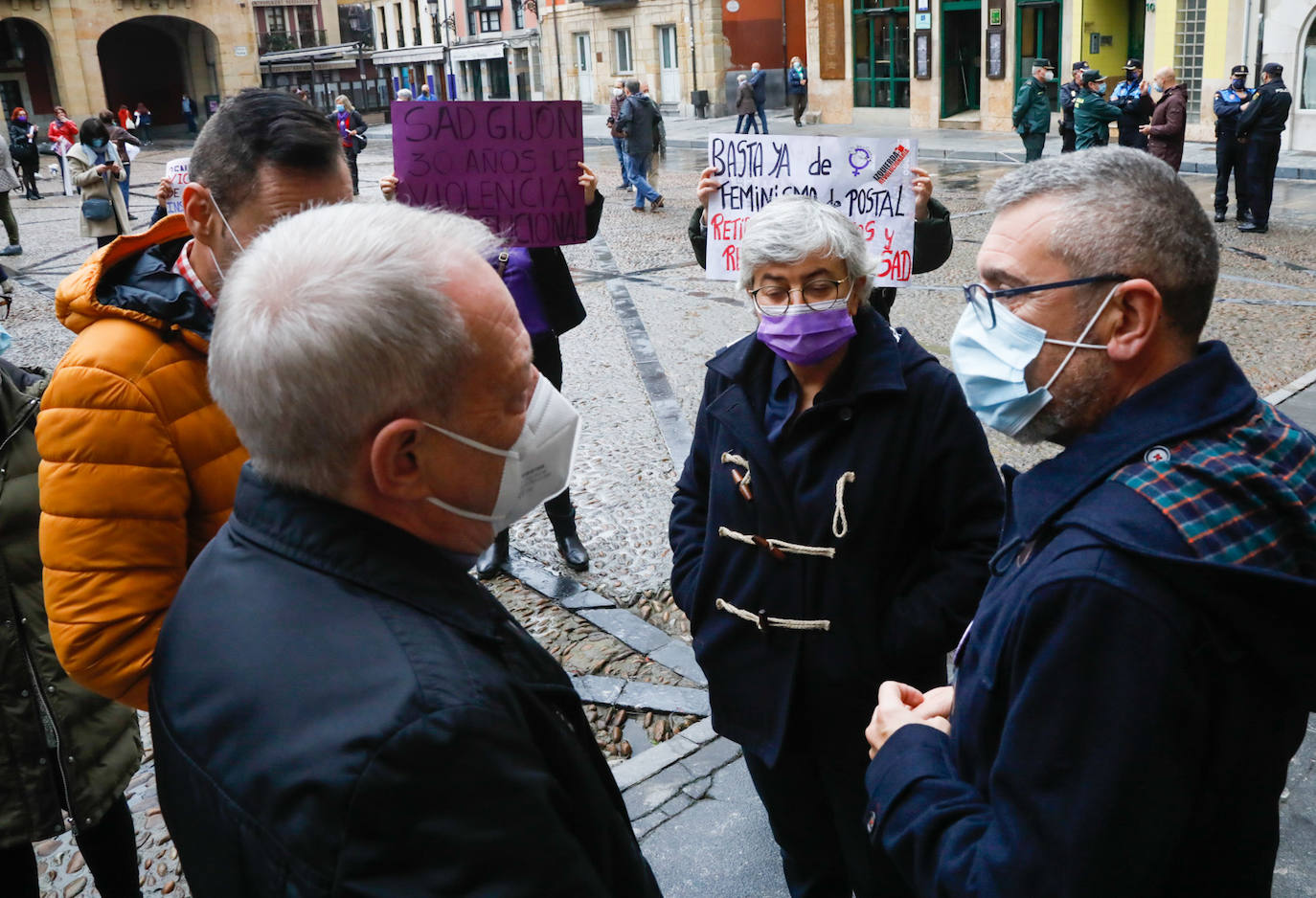 Las calles de Asturias se han teñido de morado este miércoles, 25N, para reivindicar el fin de la violencia contra la mujeres. Se han celebrado también minutos de silencio frente a los Ayuntamientos del Principado por las víctimas de violencia de género, en el día en que se conmemora el 'Día Internacional de la Eliminación de la Violencia contra las Mujeres'. Así, por ejemplo, las manifestantes de Gijón portaban carteles con el lema «Un patriarcado, mil violencias», o el Consejo Municipal de la Mujer de San Martín del Rey Auerlio ha salido a la calle con una pancarta en la que se podía leer «Sin igualdad no hay libertad» 